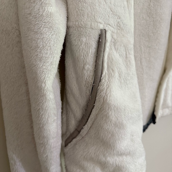 Women’s LThe North Face Women's White and Gray Teddy Jacket: adventure outdoors - Picture 6 of 14